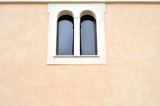 Finestra a bifora sulla facciata della chiesa di San Filippo Neri a Fara in Sabina. Si ipotizza che nel 1685 la chiesa fosse gi&agrave; costruita o in fase di costruzione.