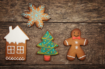 Fototapeta na wymiar Gingerbread cookies over wooden background