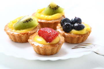 Piccola pasticceria con crema e frutta