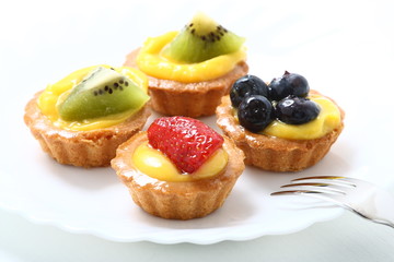 Piccola pasticceria con crema e frutta