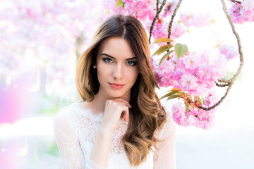Junge Frau mit natürlichem Make-up und Styling, Frühling, Sommer, Blüten