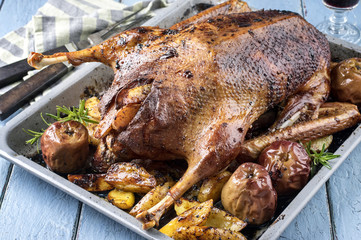 Truthahn gefüllt mit Obst und Kartoffel