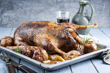 Truthahnbraten mit Äpfel und Kartoffel