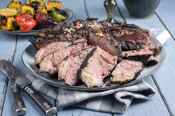 Gegrilltes Porterhouse Steak auf Teller