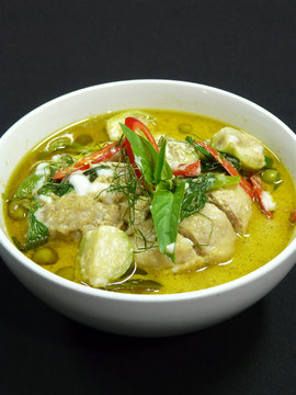  authentic thai food - kaeng kiaw wan gai - thai green curry with chicken