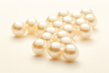 Scattering white pearls