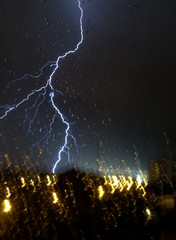TORMENTA NOCTURNA CON RAYOS Y LLUVIA EN EL CRISTAL
