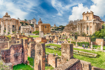 Obraz premium Scenic view over the ruins of the Roman Forum, Italy