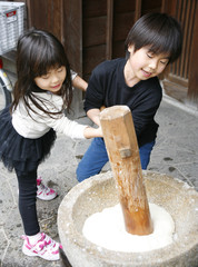 餅つきと子供