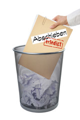 ABSCHIEBEN! Hand steckt Akte in Papierkorb