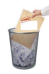 erledigt! Stempel und Aufkleber auf Akte in Papierkorb