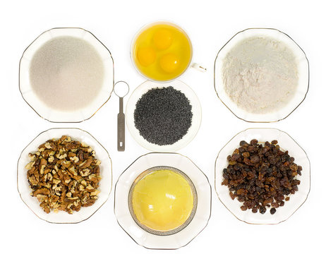 Ингредиенты для теста и выпечки на белом фоне.