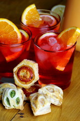 Aperitivo con salatini e succo d'arancia