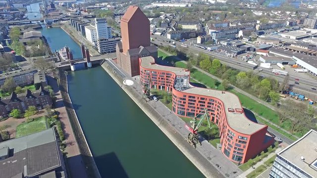 Zeitraffer aus der Luft &uuml;ber dem Stadtarchiv von Duisburg