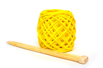 skein of thick knitting yarn and wooden needles