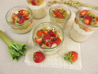 Overnight-Oats mit Quark, Rhabarber, Erdbeeren und Kakao-Nibs
