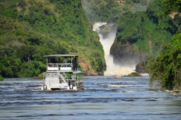 Fototapeta premium Boot auf dem Nil vor den Murchison Falls Wasserfällen