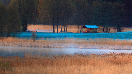 Wiosenne Jezioro o Świcie.