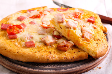 Bacon, herbs and tomato homemade pizza