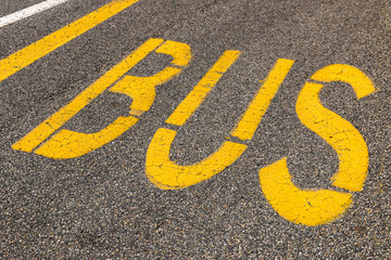 Bus Wort auf Asphalt
