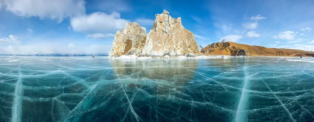 Eis und Felsen des Baikalsees © Artem