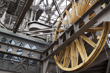 Ingranaggi di un ascensore.