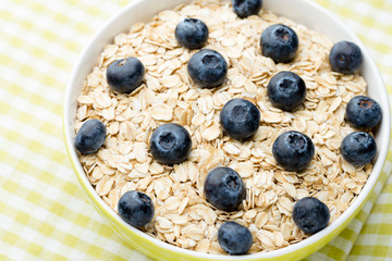 Oatmeal porridge with blueberries. healthy breakfast.