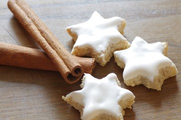 Selbstgebackene Zimtsterne, Weihnachtskekse, frische Plätzchen