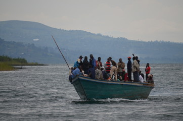vollbeladenes Boot auf dem Kivusee
