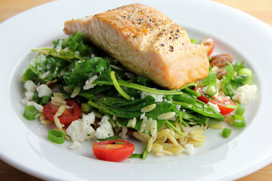 Salmon with orzo, baby spinach and vinaigrette