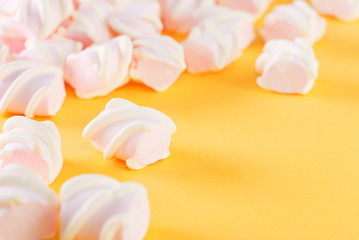 Obraz na płótnie Canvas sweet marshmallow on a pastel background