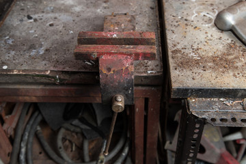 Morsa in officina meccanica