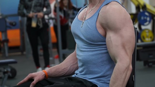  guy doing lifting dumbbells for biceps