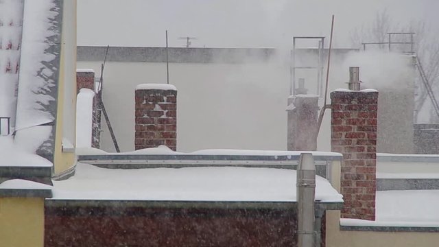 Schornsteine im Schneeregen 