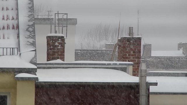 Schornsteine im Schneeregen 
