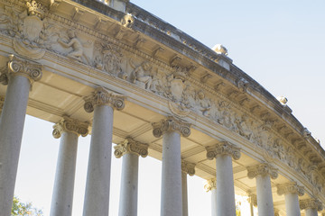 Obraz premium Stone monument with Ionic columns in the Jardin del Retiro in Ma