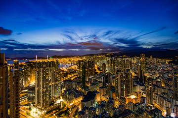 香港　高層ビルが立ち並ぶ光景　夕景・夜景