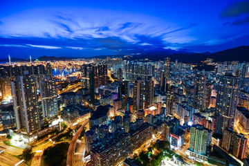 香港　高層ビルが立ち並ぶ光景　夕景・夜景