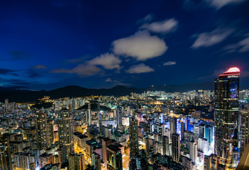 香港　高層ビルが立ち並ぶ光景　夕景・夜景