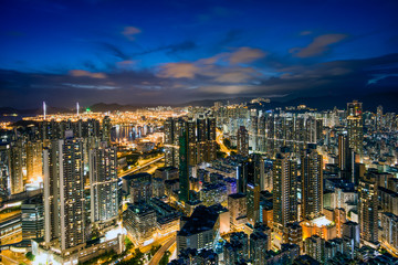 香港　高層ビルが立ち並ぶ光景　夕景・夜景
