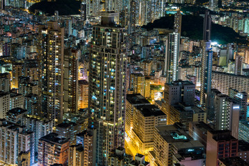 香港　高層ビルが立ち並ぶ光景　夕景・夜景