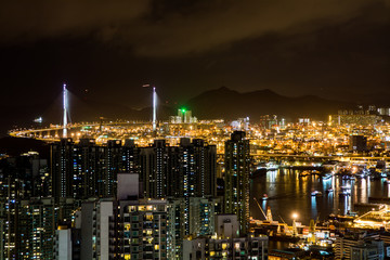 香港　高層ビルが立ち並ぶ光景　夕景・夜景