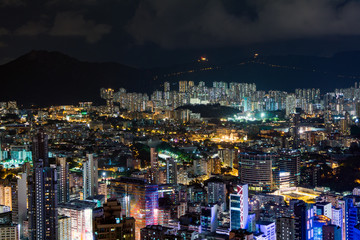 Fototapeta na wymiar 香港　高層ビルが立ち並ぶ光景　夕景・夜景