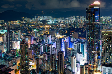 Obraz premium 香港 高層ビルが立ち並ぶ光景 夕景・夜景
