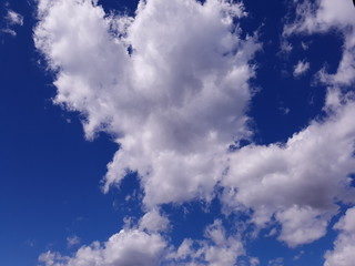 Obraz premium Heart shaped white cloud against blue skies