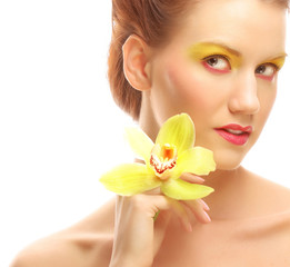 Obraz na płótnie Canvas young woman with bright make up holding orchid