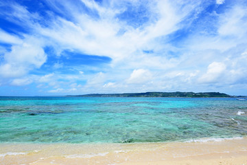 沖縄の青い海と爽やかな空