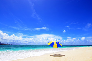 沖縄の青い海とさわやかな空