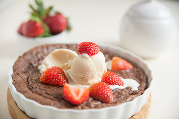 Brownie Kuchen mit Vanille Eiscreme und Erdbeeren