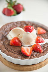 Brownie Kuchen mit Vanille Eiscreme und Erdbeeren
